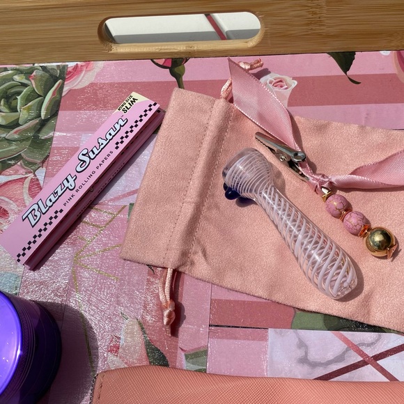 When A Woman Smokes Travel Kit 💨 - Picture 3 of 10